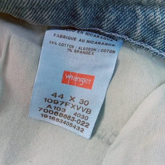 Wrangler Men's Relaxed Fit Jeans with Flex Blue Light Wash Size 44W x 30L - Picture 13 of 16